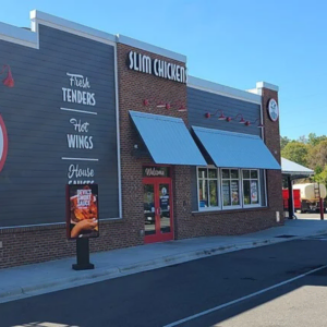 außenansicht des slim chickens restaurants mit parkplatz