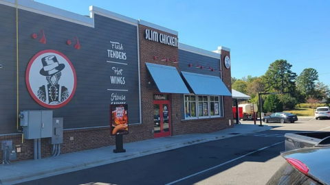 außenansicht des slim chickens restaurants mit parkplatz