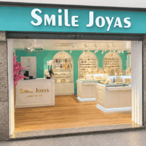 escaparate de joyas smile joyas con fachada turquesa