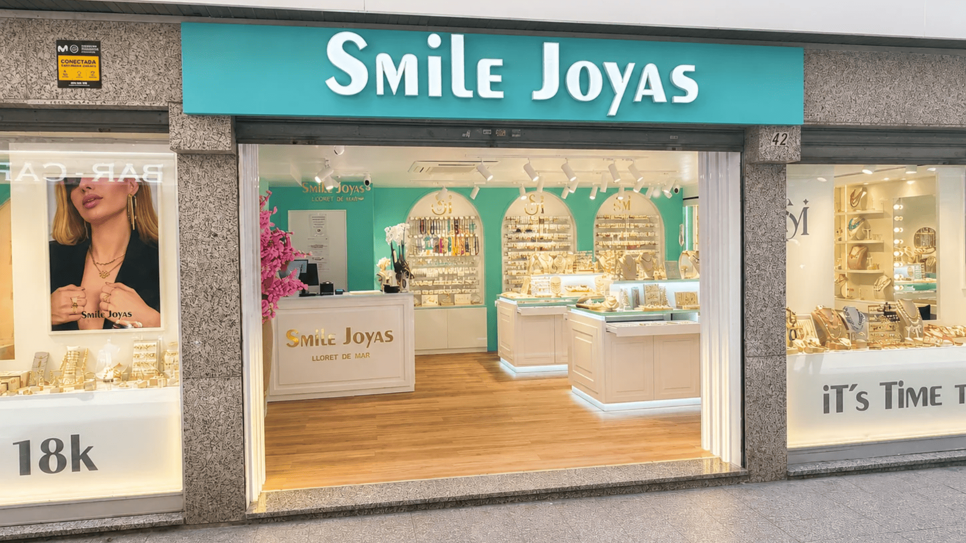 escaparate de joyas smile joyas con fachada turquesa