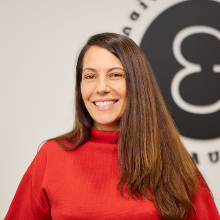 mujer sonriente en retrato profesional rojo