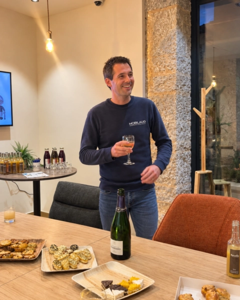 soirée conviviale : buffet chic et vin blanc