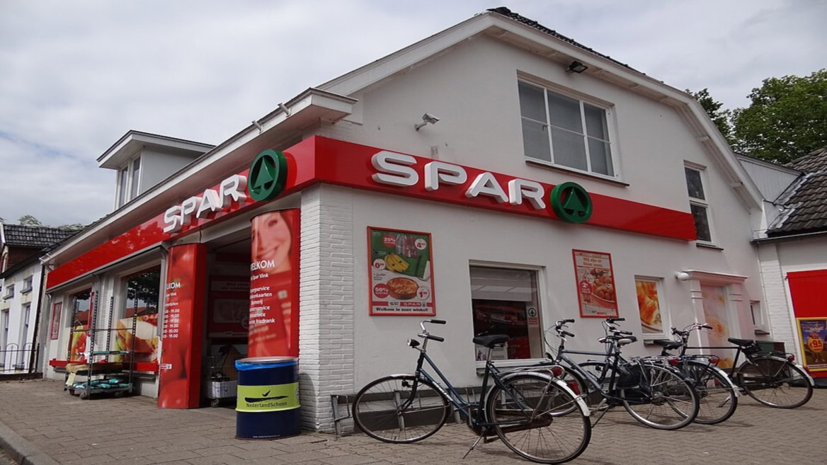 façade spar avec vélos devant, rue calme