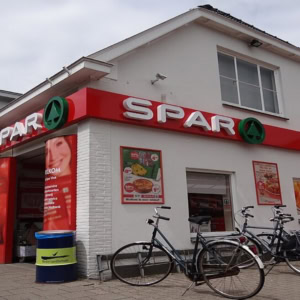 façade spar avec vélos devant, rue calme