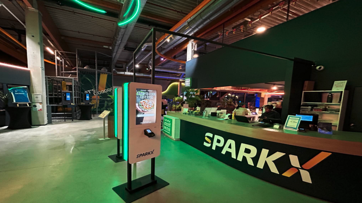 intérieur sparkx : borne digitale et comptoir moderne