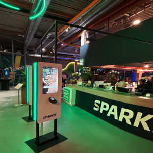 intérieur sparkx : borne digitale et comptoir moderne