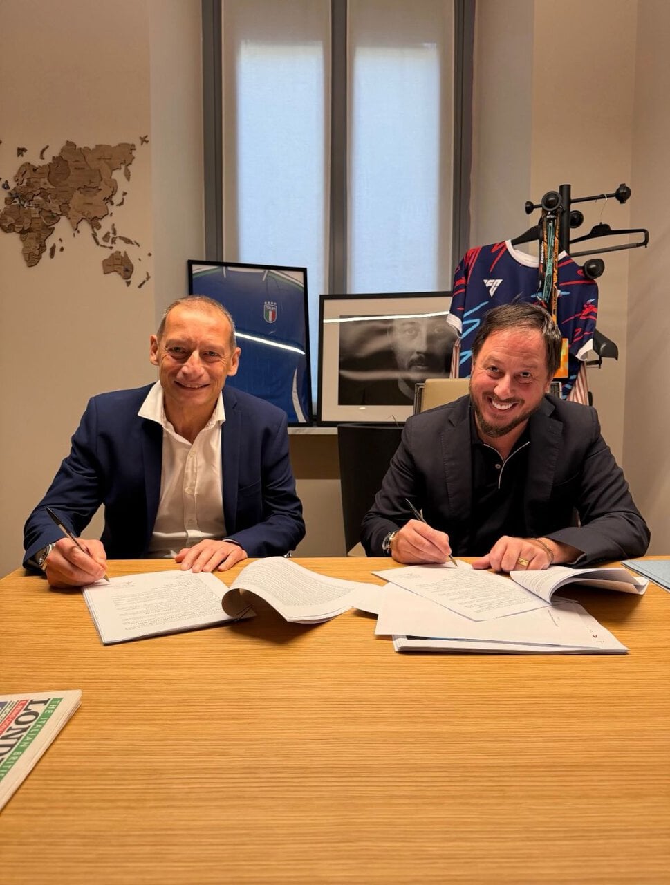 firma di contratto sportivo in ufficio moderno