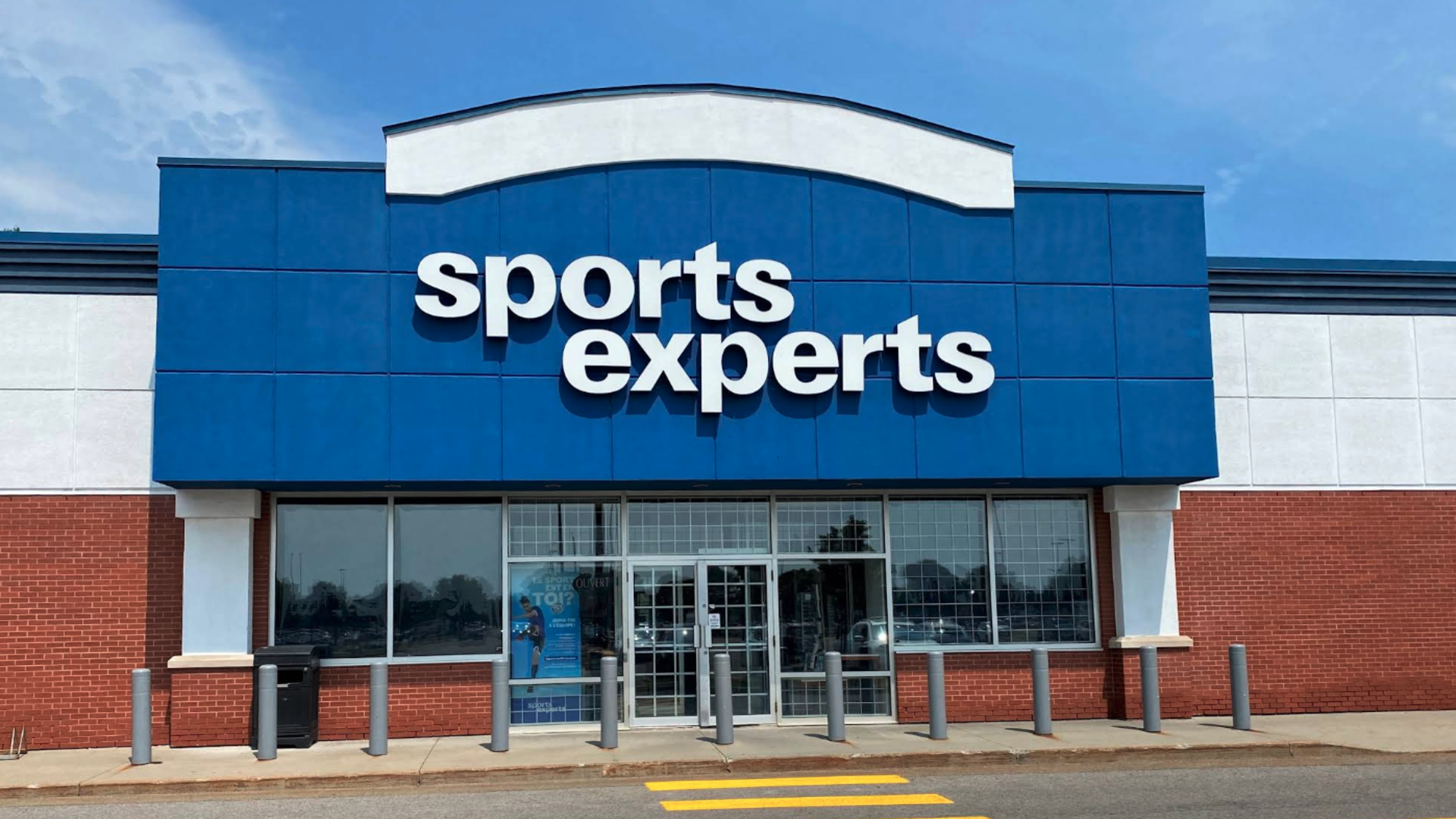 façade du magasin sports experts bleu et moderne