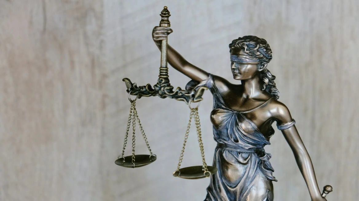 statue de la justice en bronze, balance et bandeau