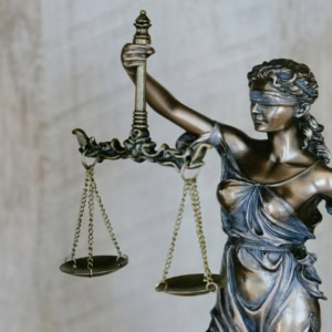 statue de la justice en bronze, balance et bandeau