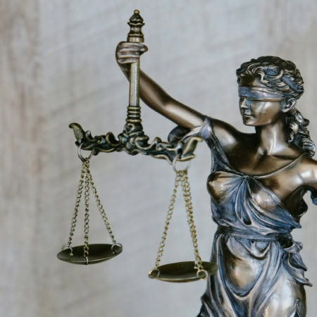 statue de la justice en bronze, balance et bandeau