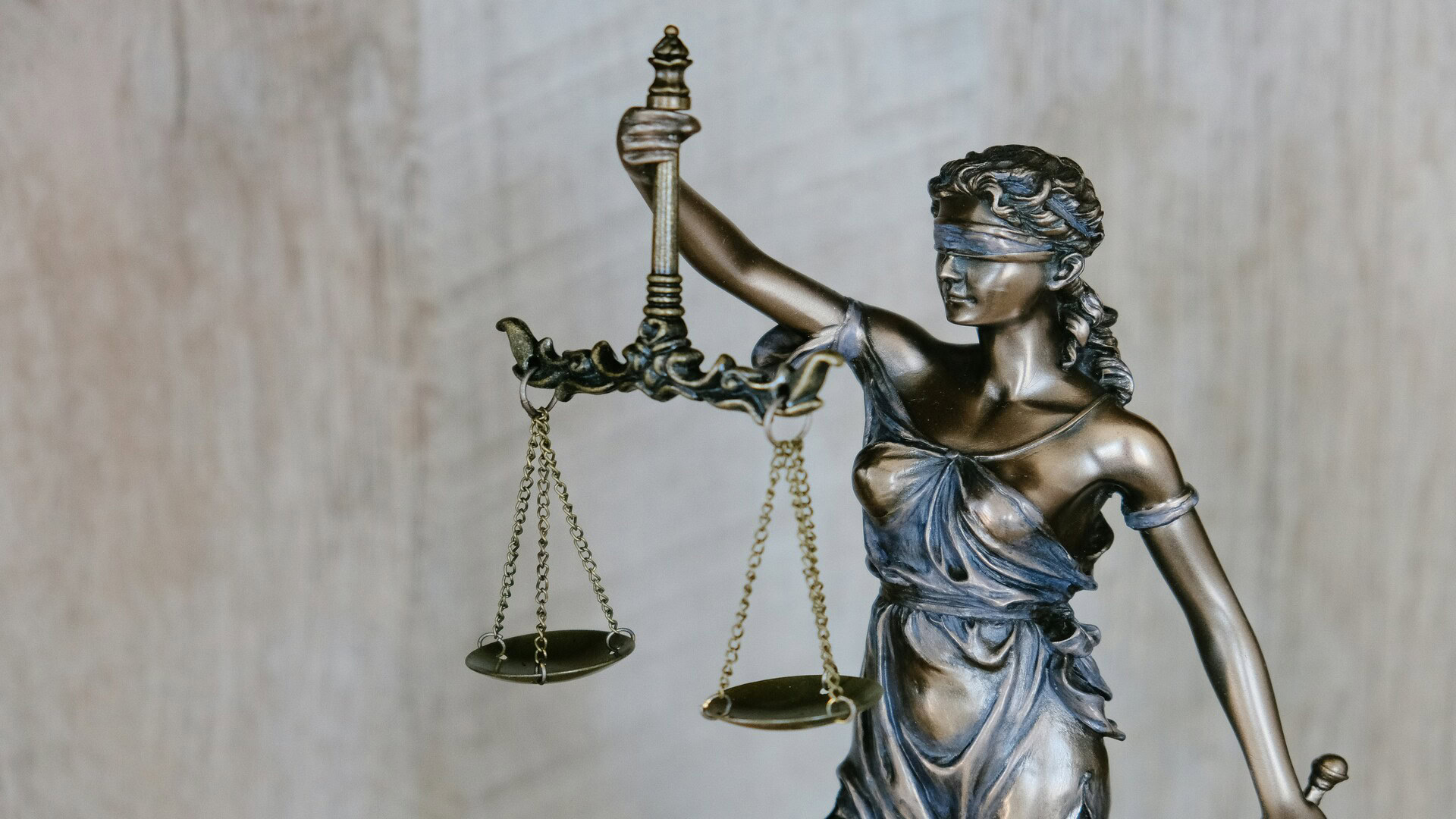 statue de la justice en bronze, balance et bandeau