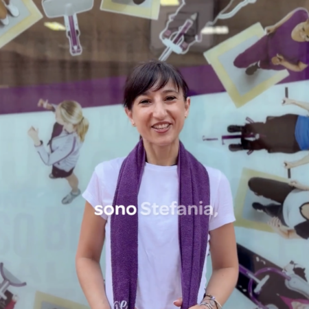 stefania si presenta davanti al banner fitness
