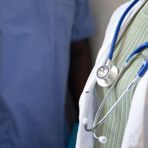 médecin en blouse blanche et stéthoscope bleu
