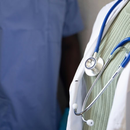 médecin en blouse blanche et stéthoscope bleu