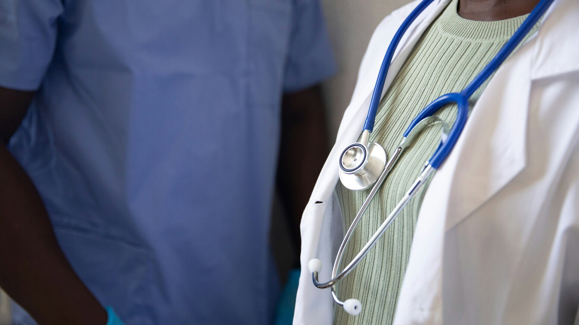 médecin en blouse blanche et stéthoscope bleu