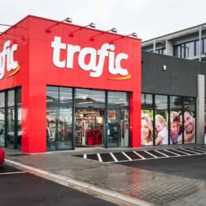 façade rouge du magasin trafic avec parking humide