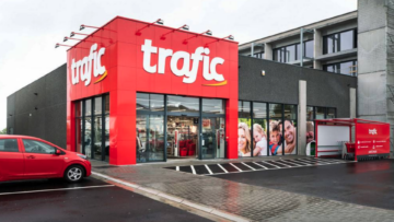 façade rouge du magasin trafic avec parking humide