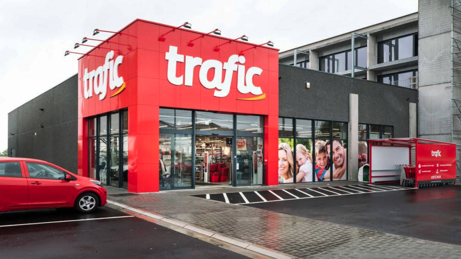 façade rouge du magasin trafic avec parking humide