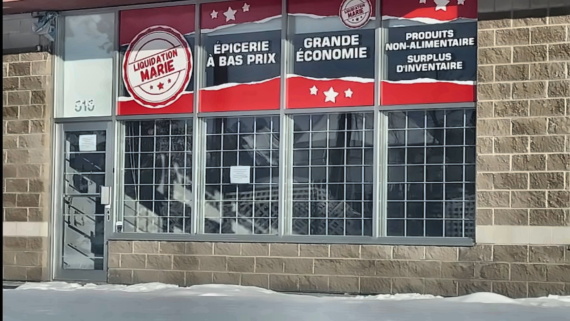 façade de liquidation d’épicerie sous la neige