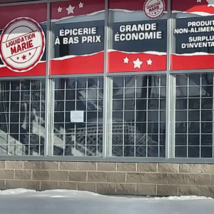 façade de liquidation d’épicerie sous la neige