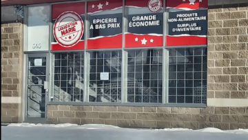façade de liquidation d’épicerie sous la neige