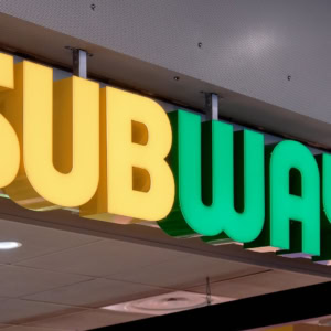 enseigne subway lumineuse en centre commercial