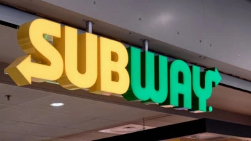 enseigne subway lumineuse en centre commercial