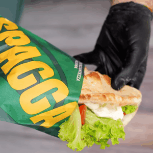 sandwich subway fresco nelle mani guantate