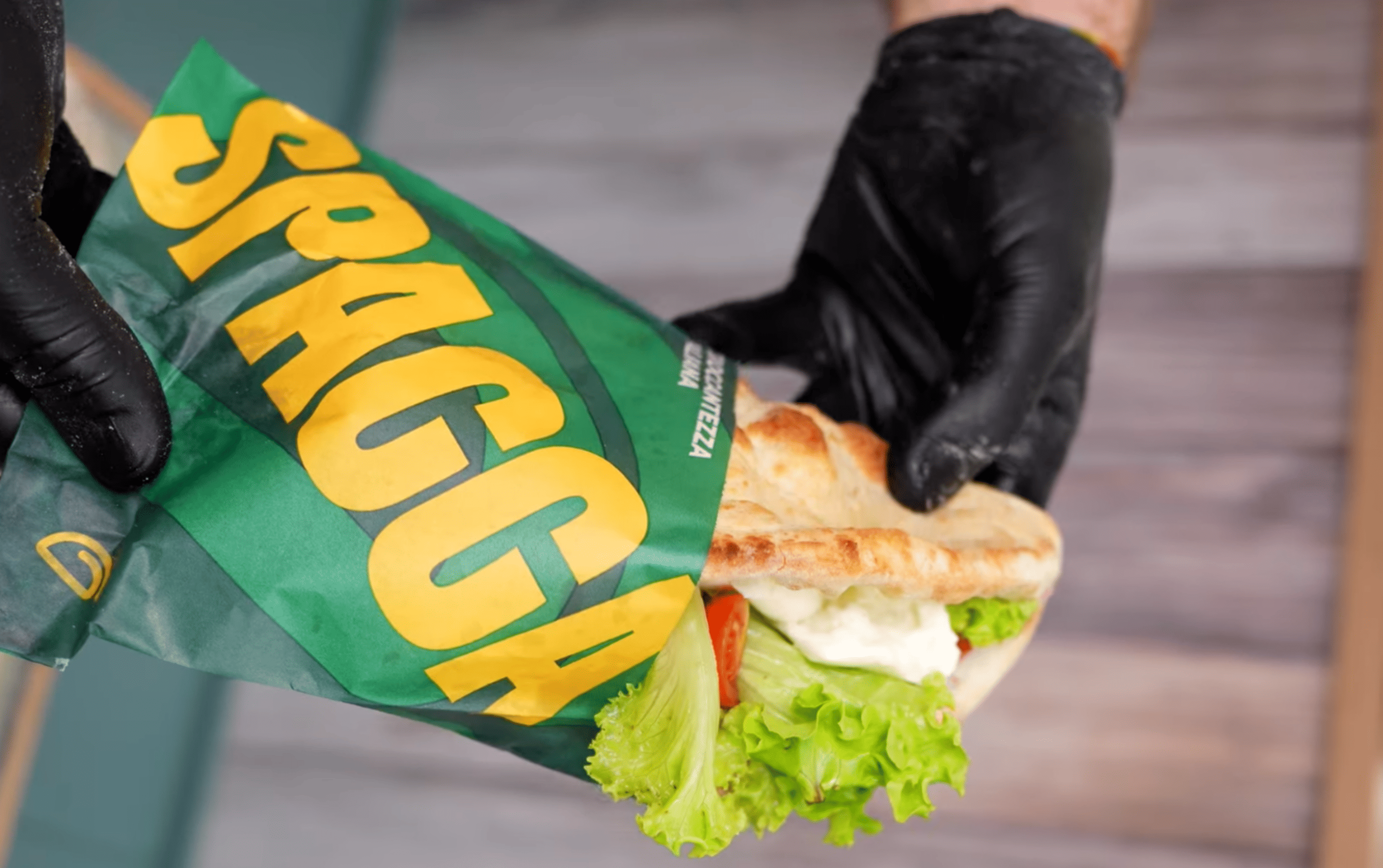 sandwich subway fresco nelle mani guantate