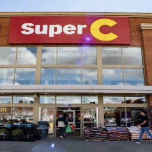 entrée du super c avec façade en brique