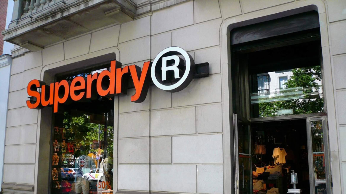 façade de boutique superdry en ville