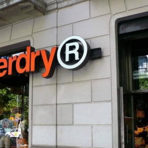 façade de boutique superdry en ville