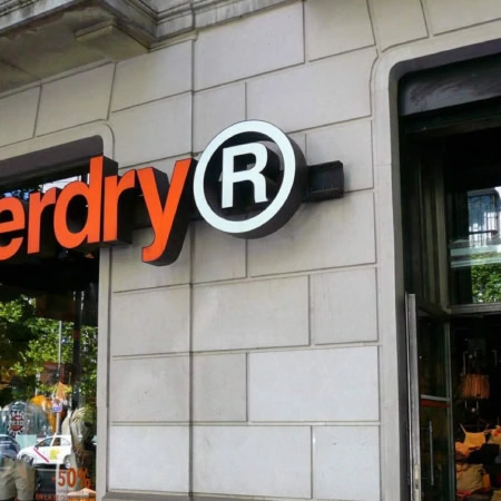 façade de boutique superdry en ville