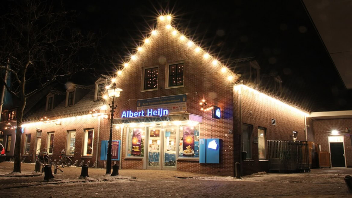 supermarché albert heijn illuminé en hiver