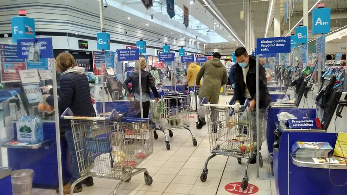 caisses automatiques au supermarché, file d’attente ordonnée