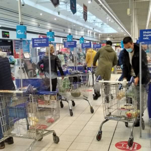 caisses automatiques au supermarché, file d’attente ordonnée
