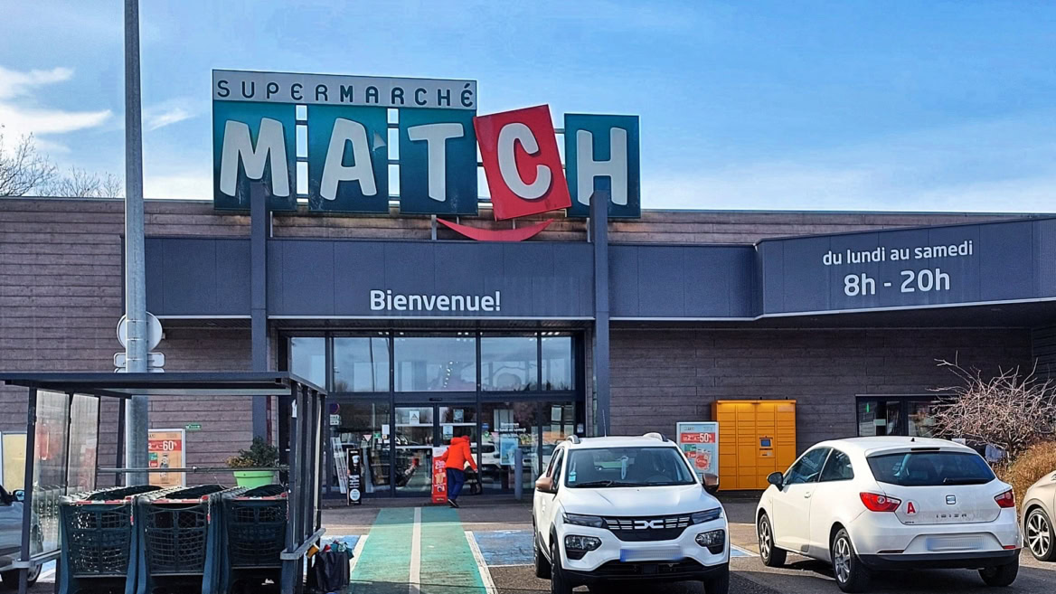 supermarché mätsch : façade et parking en journée