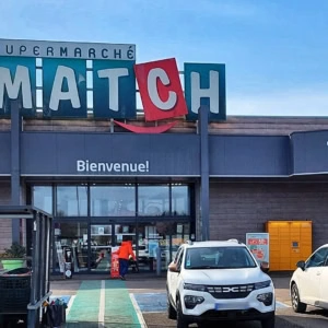 supermarché mätsch : façade et parking en journée
