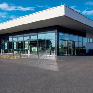 supermarché aldi moderne avec grand auvent blanc