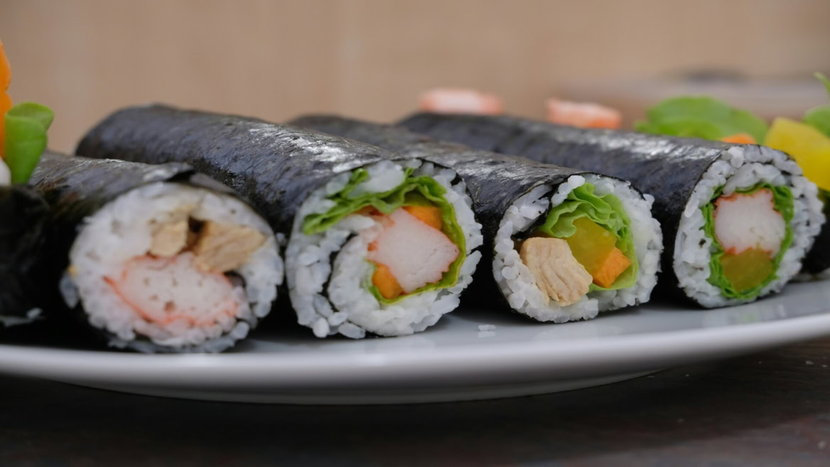 sushis garnis sur assiette blanche