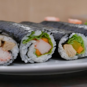 sushis garnis sur assiette blanche