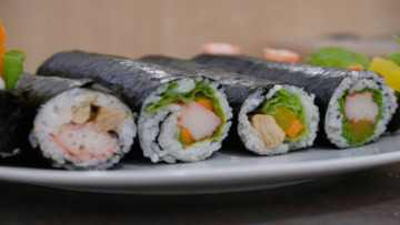 sushis garnis sur assiette blanche