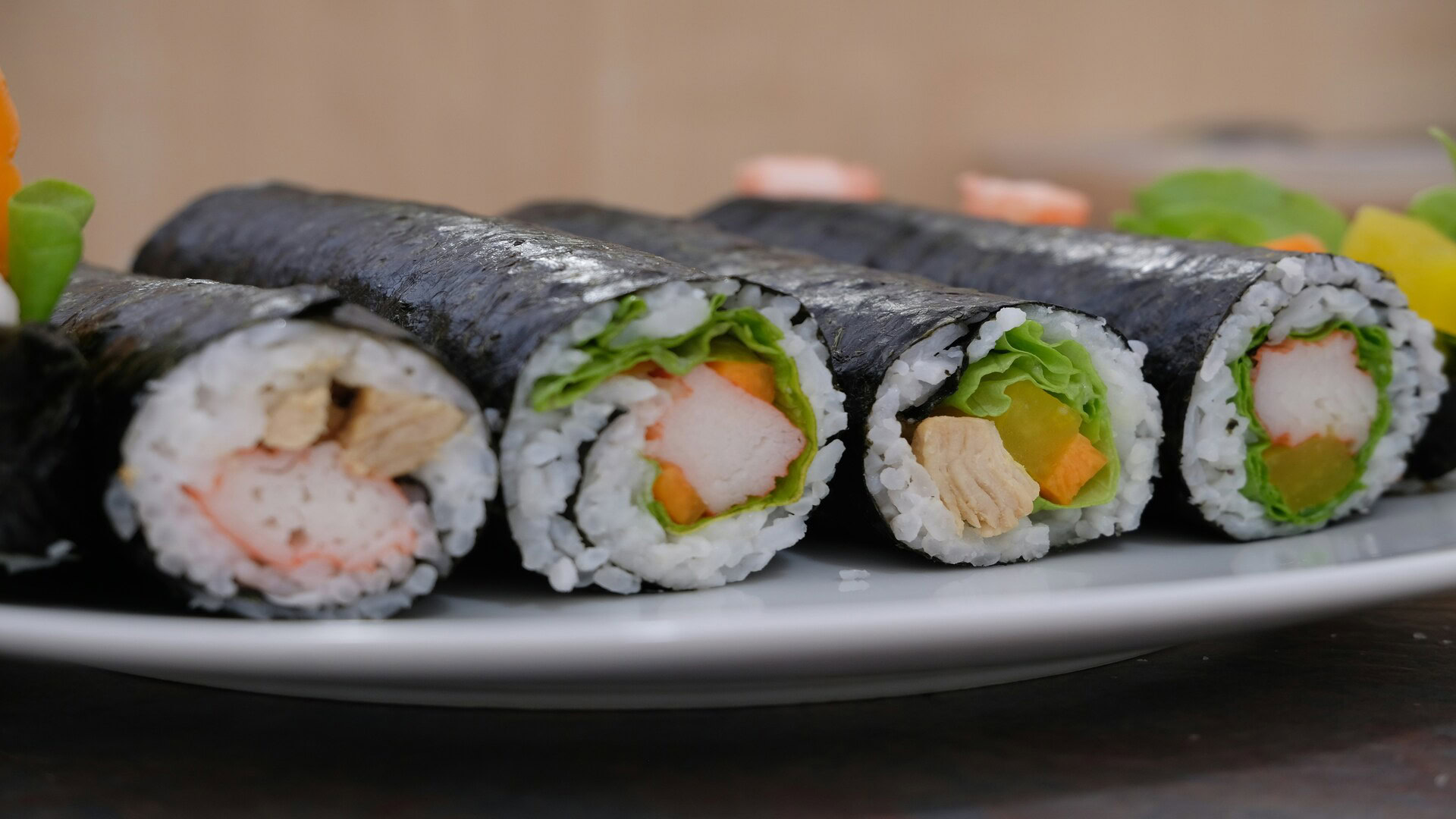 sushis garnis sur assiette blanche