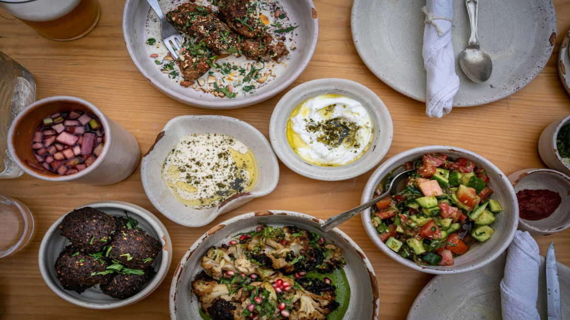 table méditerranéenne vue du dessus, mezze et salades