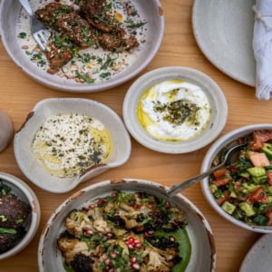 table méditerranéenne vue du dessus, mezze et salades