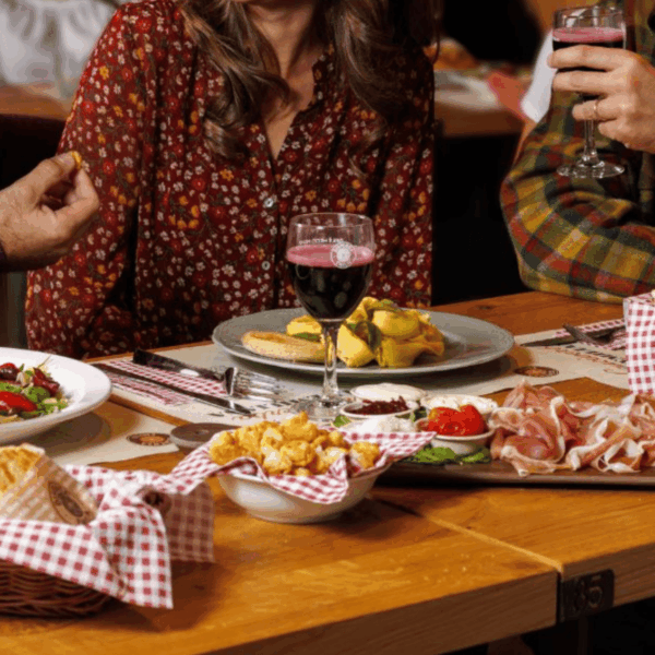 tavolata conviviale con vino e salumi