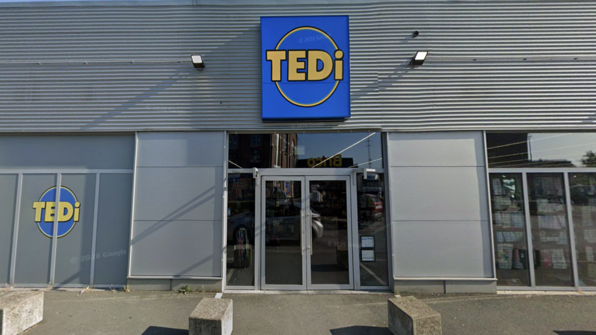 façade du magasin tedi avec enseigne bleue et jaune