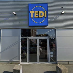 façade du magasin tedi avec enseigne bleue et jaune