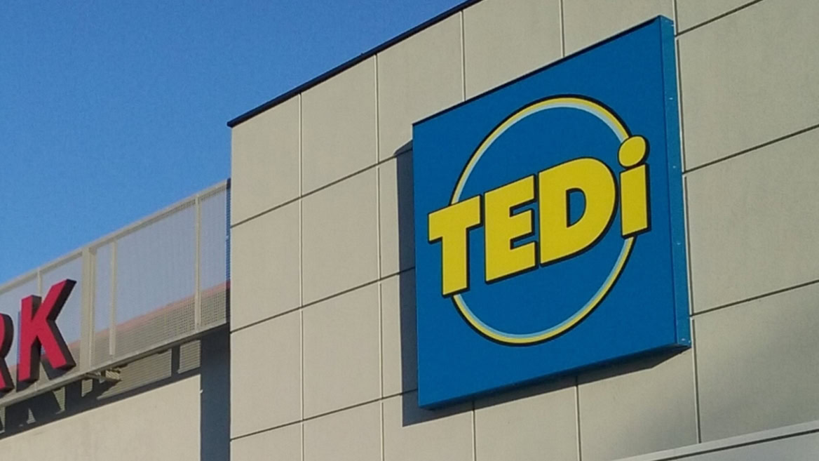 façade tedi avec enseigne bleue de magasin